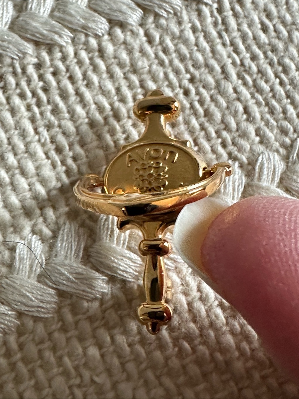 vintage gold-tone Avon Calling door knocker lapel pin, likely awarded to sales r - Picture 4 of 12